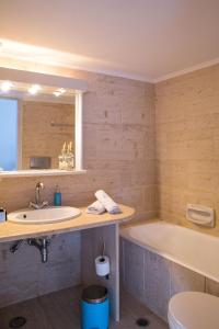 Un baño con lavabo, bañera e inodoro. en Primavera Paradise Apartments, en Agios Nikolaos 31 fotos más