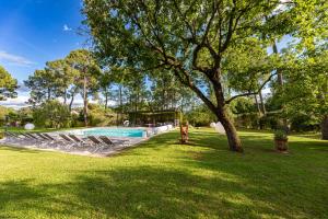 A piscina localizada em Les Sables d'Ocre & SPA ou nos arredores