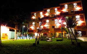 ein Hotel in der Nacht mit Spielplatz davor in der Unterkunft Apart-Hotel Marinas da Lagoa - 2 Praias a 4 Min - in Saquarema