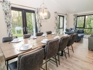 a dining room with a large wooden table and chairs at Mayflower in Lifton