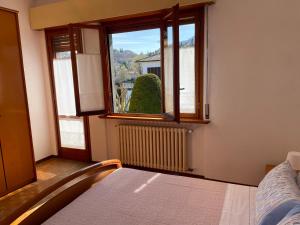 a room with a bed and a window at Casa Margherita in Pella