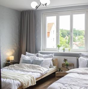 sypialnia z dwoma łóżkami i oknem w obiekcie Apartament Plaża Zachodnia - 400 m do morza w Kołobrzegu