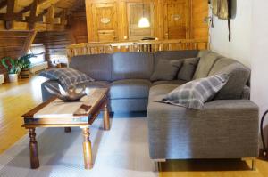 uma sala de estar com um sofá e uma mesa de centro em Bear Manor B&B em Kannonkoski