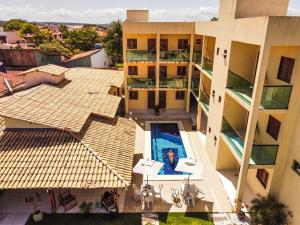 an aerial view of a building with a swimming pool at Pousada Paris in Praia do Frances