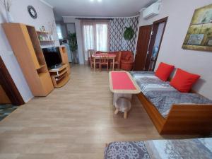 una sala de estar con un sofá y una mesa en Apartment Larissa, en Pomorie