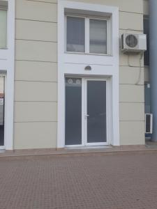a white building with a door and a window at ΜΑΡΓΑΡΙΤΑ in Salamina