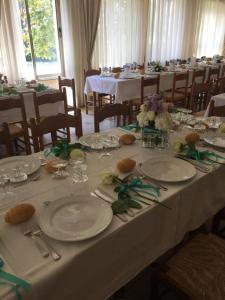 クプラ・マリッティマにあるPrimo Soleの白皿と花の長いテーブル