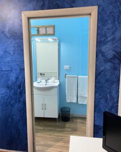 een badkamer met een spiegel en een wastafel bij B&B Acqua Azzurra in Castellammare di Stabia