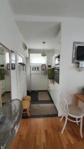 ein Wohnzimmer mit einem Sofa, einem Tisch und Stühlen in der Unterkunft Mintage Apartment /Former Mirage Apartment in Budapest