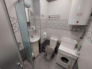 Un baño pequeño con inodoro y lavabo. en Apartment Larissa, en Pomorie 12 fotos más