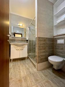 La salle de bains est pourvue d'une douche et de toilettes. dans l'établissement REYNA APART HOTEL, à Constanţa