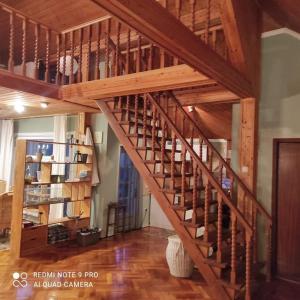 哈卡尼的住宿－Lavendel Apartman，客厅的木制螺旋楼梯