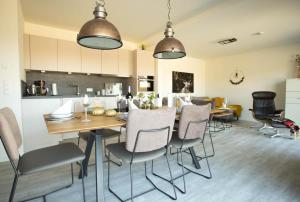 eine Küche und ein Esszimmer mit Tisch und Stühlen in der Unterkunft Diemelblick 1 in Heringhausen