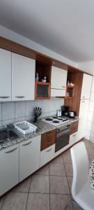 Kuchyň nebo kuchyňský kout v ubytování Apartment Lorena