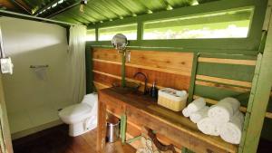 Baño pequeño con aseo y lavamanos en Ecohotel Pinohermoso Reserva Natural en Salento