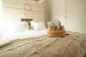 a bedroom with a bed with a basket on it at Appartementen Zer en Loft in centrum Bergen in Bergen +76 photos