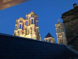 Afbeelding uit fotogalerij van Suite de charme au pied de la cathédrale in Laon