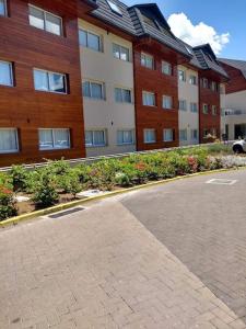 un grand immeuble d'appartements avec un parking en face de celui-ci dans l'établissement Golden Gramado Resort, à Gramado