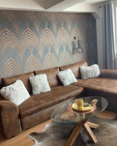 sala de estar con sofá marrón y mesa en Apartman_donovaly_residence, en Donovaly