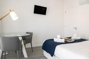 a room with a bed and a table with a plate of food at Consolação Supertubos Beach Apartment in Consolação +17 photos