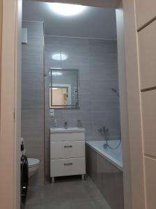 Ένα μπάνιο στο Apartament Garbary 84 parking free