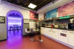 Kuchyň nebo kuchyňský kout v ubytování Art Seven Hostel Capsules