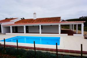 dom z basenem przed nim w obiekcie Monte do Pantaleão w mieście Baleizão