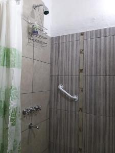 y baño con ducha y cortina de ducha. en RAIZ DEL CIELO, entre 2 jardines de ensueño en Córdoba