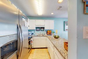 A kitchen or kitchenette at Ocean Reef Condos