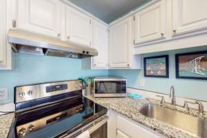 A kitchen or kitchenette at Ocean Reef Condos