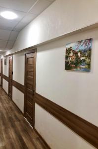 einen Flur eines Bürogebäudes mit einem Gemälde an der Wand in der Unterkunft Міні-Готель Білий Квадрат in Kiew