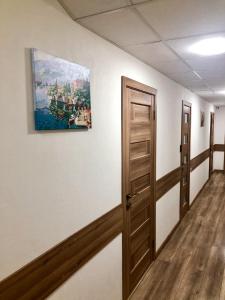a hallway with a painting on the wall at Міні-Готель Білий Квадрат in Kyiv
