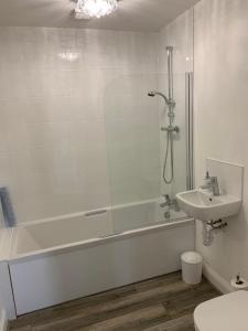 A bathroom at Tanllan Apartment