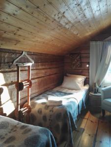 Tempat tidur dalam kamar di Bear Manor B&B