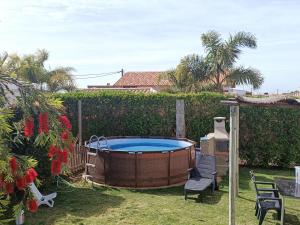 een hot tub in de achtertuin van een huis bij Chalet Duna in El Palmar