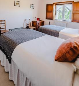 1 dormitorio con 2 camas y ventana en Quinta Da Torre - Óbidos Country House, en Óbidos