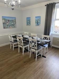 The Roxburgh Guest Accommodation في بيرويك أبون تويد: غرفة طعام مع طاولة وكراسي