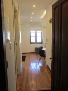 una habitación vacía con un pasillo con una mesa y una habitación con un pasillo en Apartamentos en el palacio salvo en Montevideo