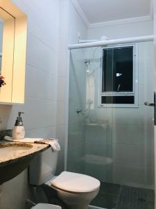 Ванная комната в Apt Familiar-Condomínio fechado UBATUBA