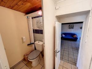 een badkamer met een toilet en een kamer met een bed bij APPARTEMENT PLEIN DE CHARME 2CH in Gannat