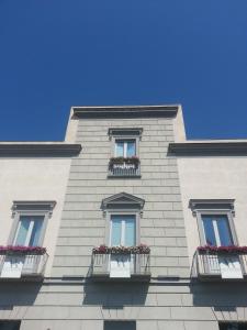 ポッツオーリにあるヴィラ　アヴェリーノ　ヒストリック　レジデンスの窓が3つあり、花箱が飾られている