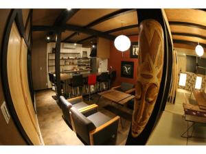 mit Blick auf ein Wohnzimmer mit Stühlen und einem Tisch in der Unterkunft Kishida House - Vacation STAY 36613v in Nagahama