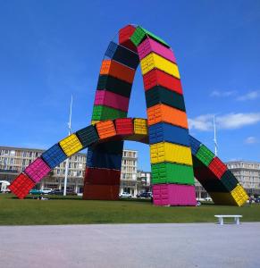 une statue multicolore d'une arche dans un parc dans l'établissement Vivez La forêt - Port de plaisance - Plage, au Havre