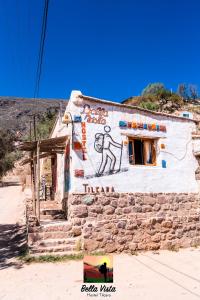 un bâtiment avec une peinture sur son côté dans l'établissement BELLA VISTA TILCARA, à Tilcara