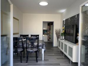 a dining room with a table and chairs and a television at Schöne Lemgoer Unterkunft in Lemgo