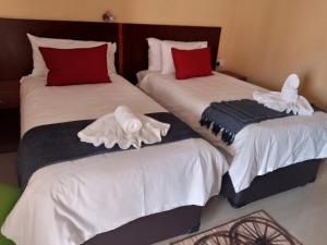 Postel nebo postele na pokoji v ubytování Impovu Guest House