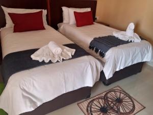 Postel nebo postele na pokoji v ubytování Impovu Guest House