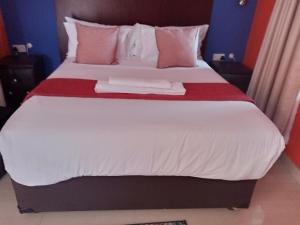 Postel nebo postele na pokoji v ubytování Impovu Guest House