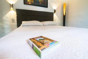 um livro sentado em cima de uma cama em The first real Bed & Breakfast Hiking Hotel 'The Office' in Arequipa, Peru em Arequipa