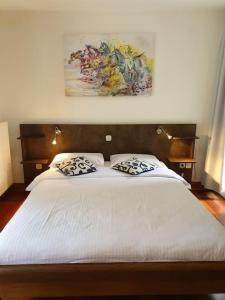 Ein Bett oder Betten in einem Zimmer der Unterkunft Novi Escape 2 Beachfront 4 Star Apartment